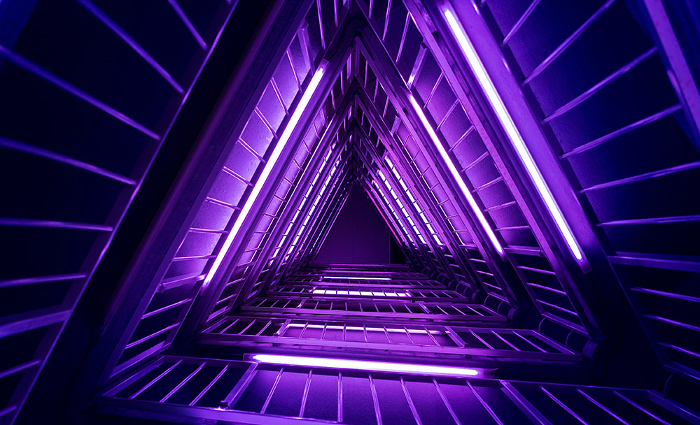三角形紫色光线ppt背景图